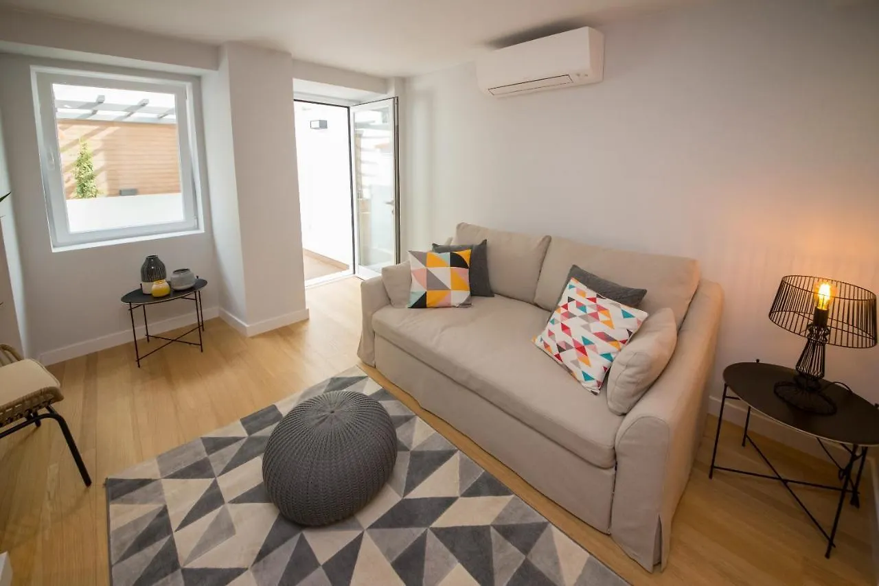 Designer Apartment In One Of Lisbon'S Trendiest Quarters Лиссабон