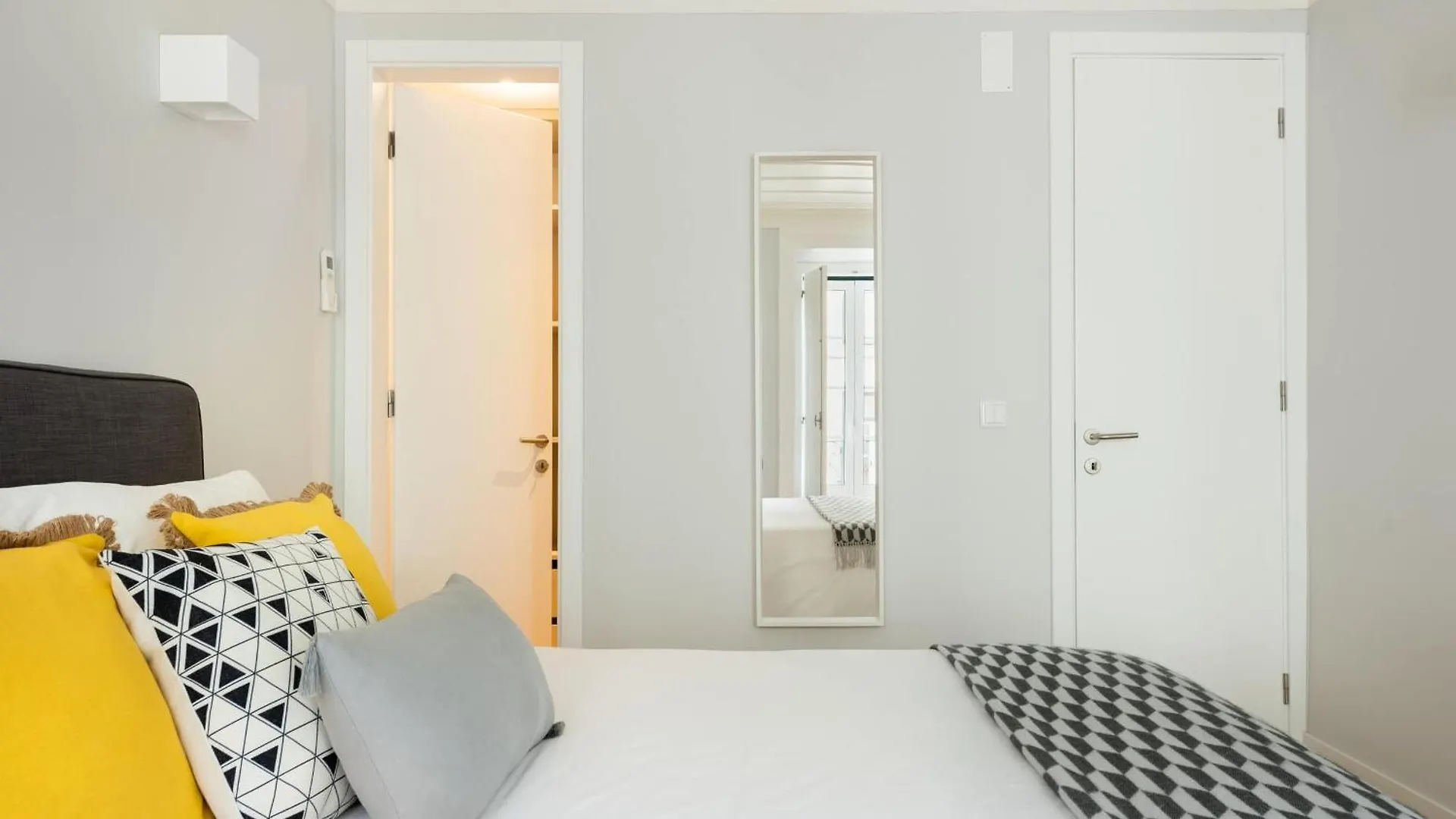 Designer Apartment In One Of Lisbon'S Trendiest Quarters