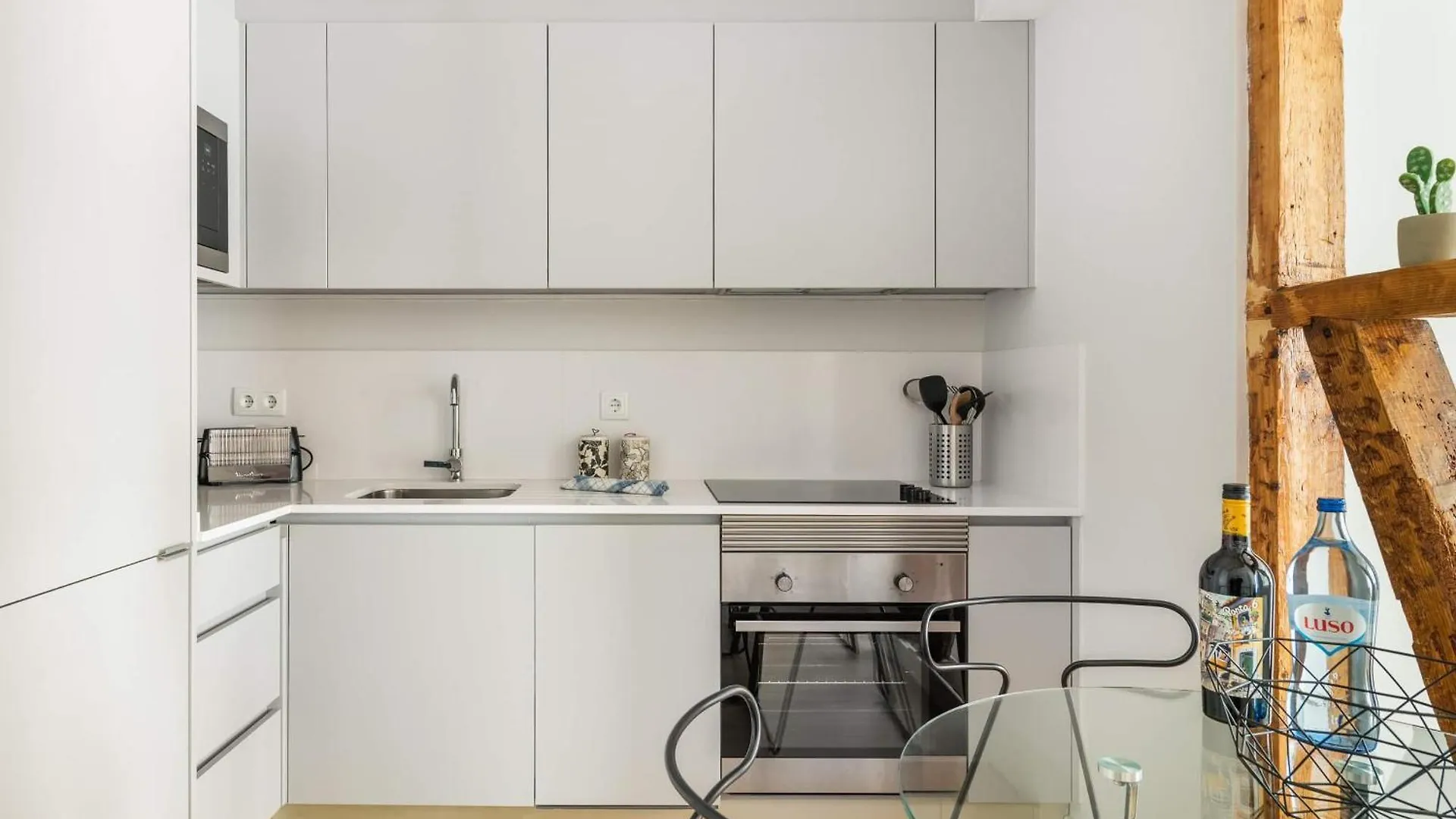 Designer Apartment In One Of Lisbon'S Trendiest Quarters 0*, Лиссабон