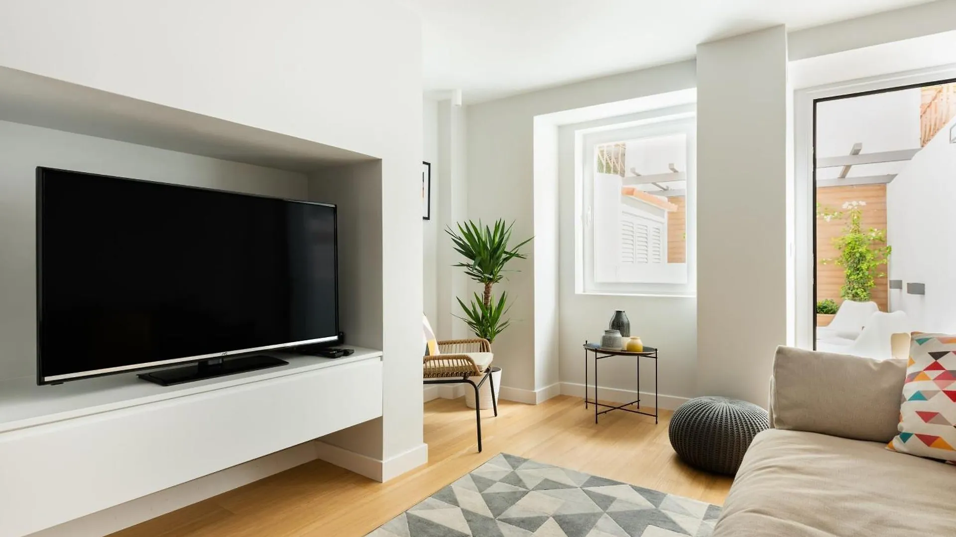 Designer Apartment In One Of Lisbon'S Trendiest Quarters
